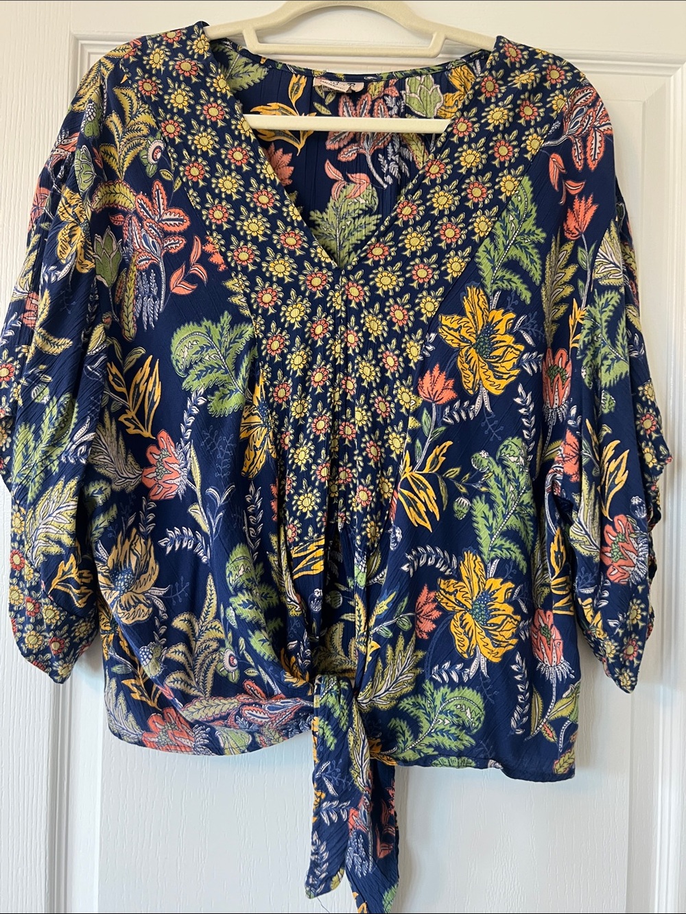 Like New Lola P. Navy Floral Tie-Front Blouse size Large